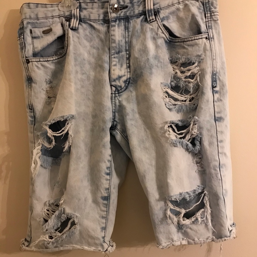 Men bleach destress jean shorts.